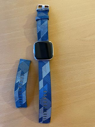 2 pulseras y cargador Fitbit versa2