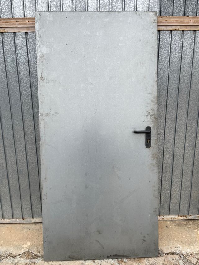puerta galvanizada insonorizada