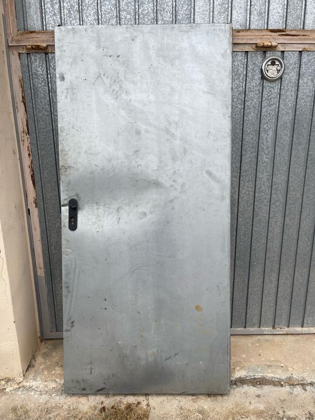 puerta galvanizada insonorizada