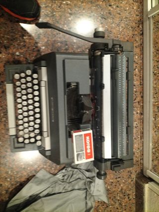 Máquina de escribir Olivetti línea 98