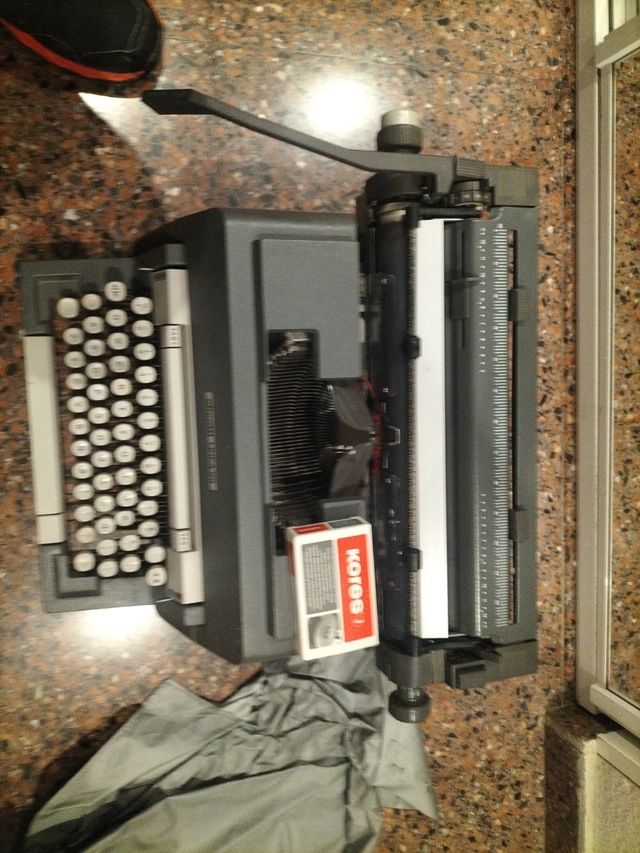 Máquina de escribir Olivetti línea 98