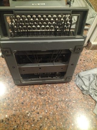 Máquina de escribir Olivetti línea 98