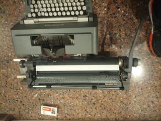 Máquina de escribir Olivetti línea 98