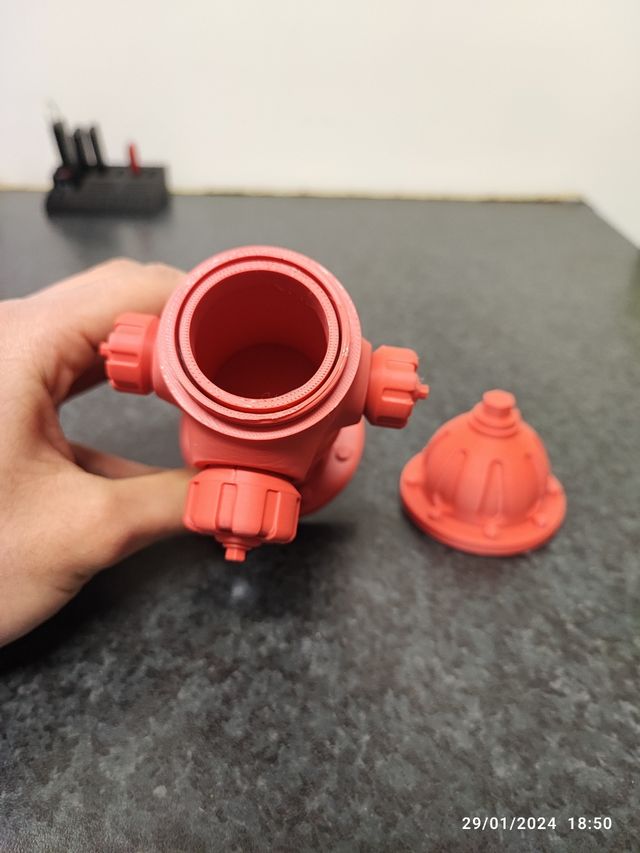 Idrante porta oggetti con spazi nascosti