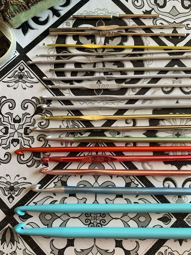 Ferri da uncinetto varie misure, più contenitore