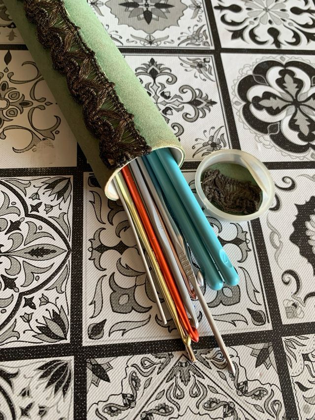 Ferri da uncinetto varie misure, più contenitore