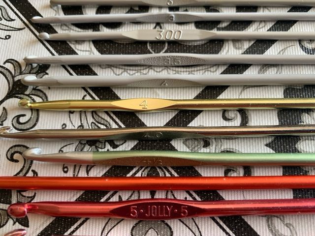 Ferri da uncinetto varie misure, più contenitore