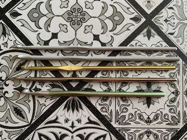 Ferri da uncinetto varie misure, più contenitore