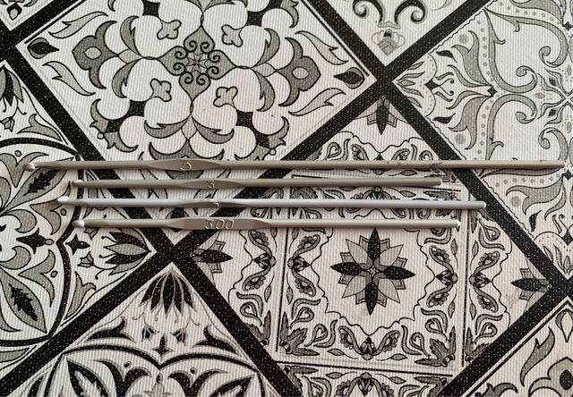 Ferri da uncinetto varie misure, più contenitore