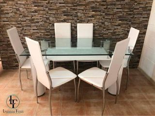 mesa crisfal y 6 sillas blancas