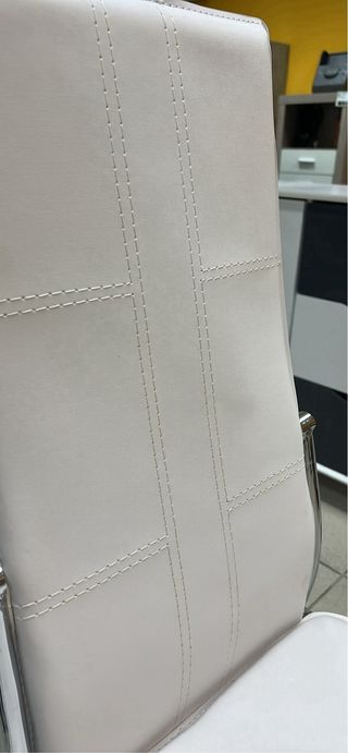 mesa crisfal y 6 sillas blancas