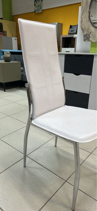 mesa crisfal y 6 sillas blancas