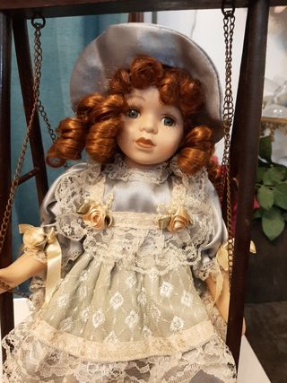 Muñeca porcelana con columpio