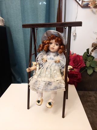 Muñeca porcelana con columpio