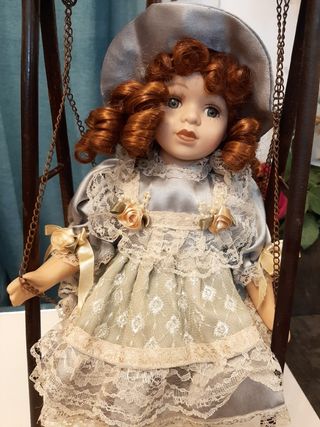 Muñeca porcelana con columpio