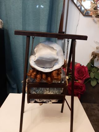 Muñeca porcelana con columpio