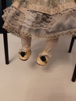 Muñeca porcelana con columpio