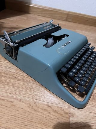 Maquina de escribir antigua