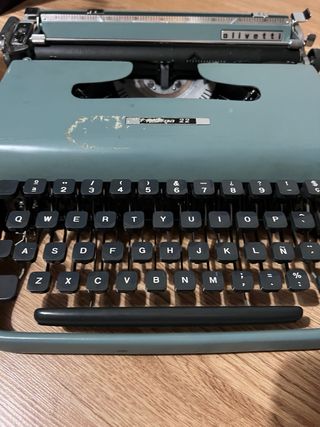 Maquina de escribir antigua