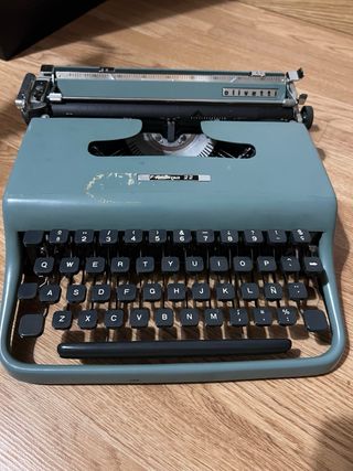 Maquina de escribir antigua