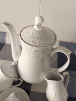 Precioso juego de café de porcelana blanca