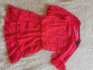 Vestido de fiesta con volantes fluidos.