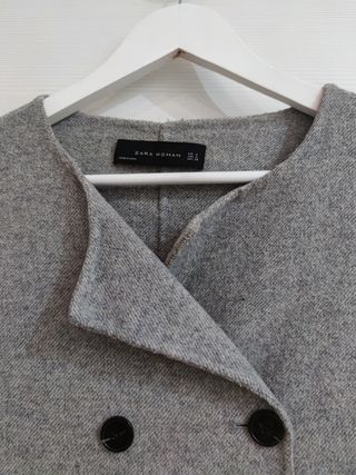 abrigo gris de Zara