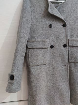 abrigo gris de Zara