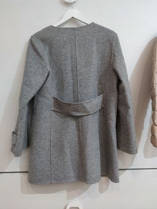 abrigo gris de Zara