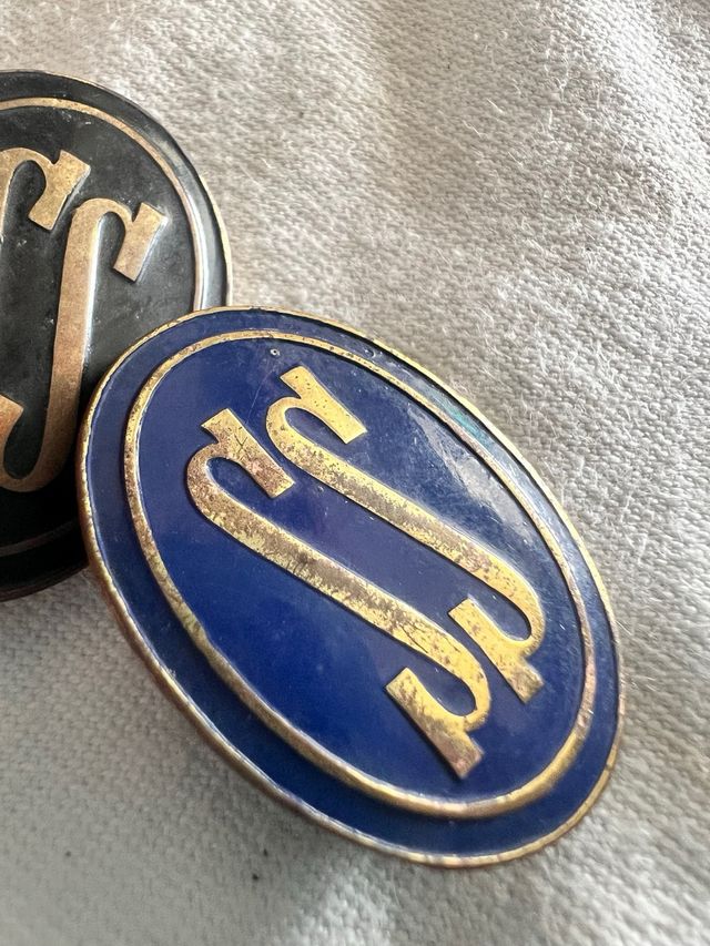 2 Antiguas Insignia Servicios Sociales Postguerra