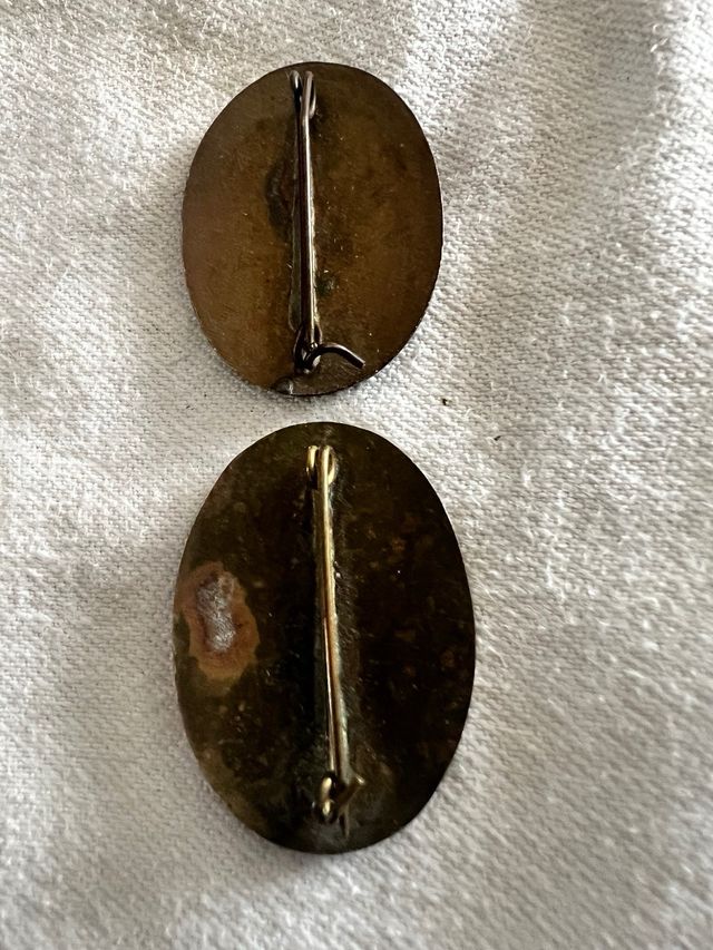 2 Antiguas Insignia Servicios Sociales Postguerra