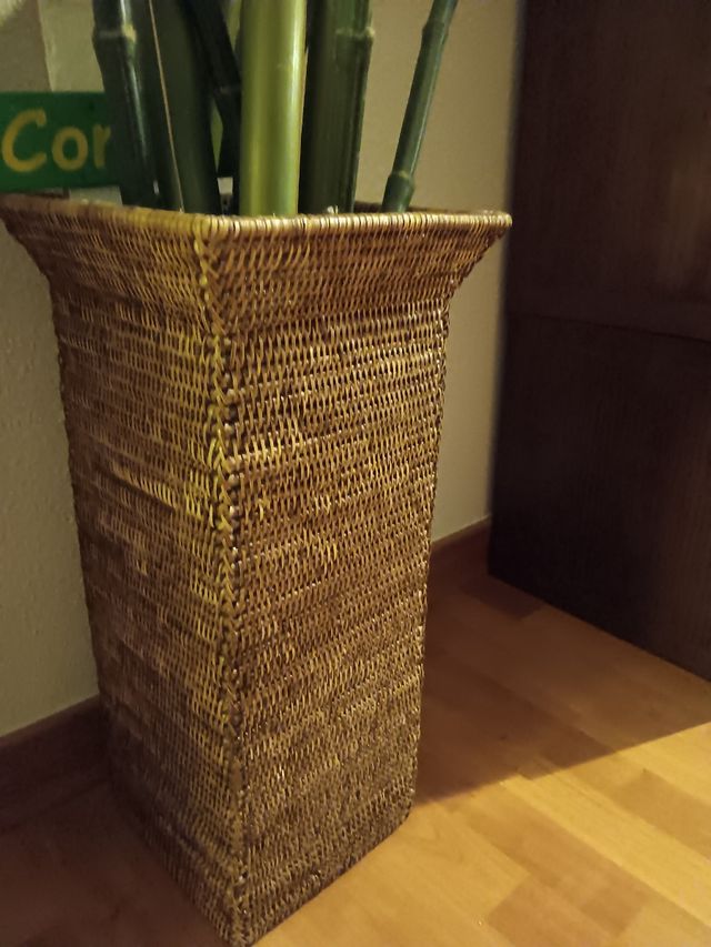 Macetero decorativo con cañas