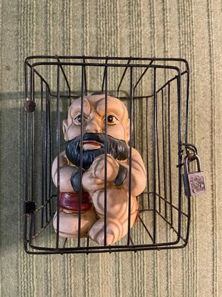 original figura hucha TROLL en jaula