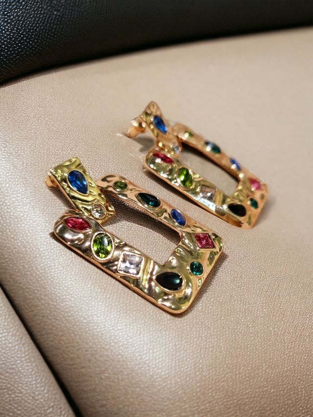 Orecchini quadrati dorati con pietre incastonate