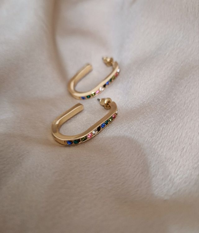 Orecchini in acciaio con pietre colorate