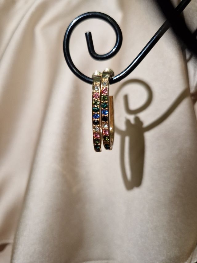 Orecchini in acciaio con pietre colorate