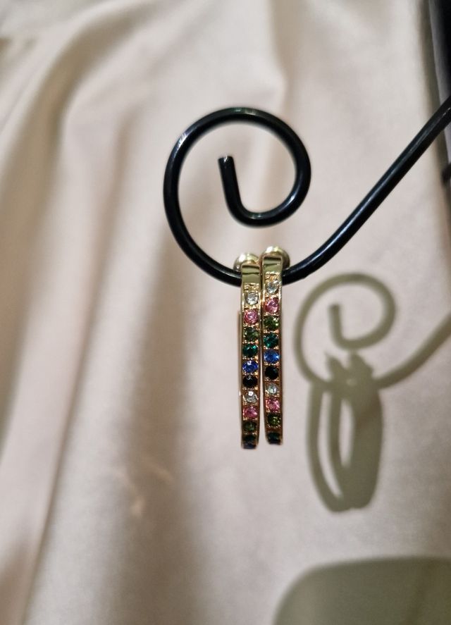 Orecchini in acciaio con pietre colorate