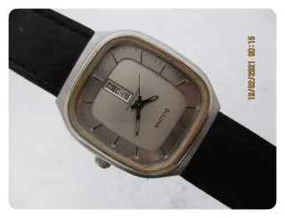 CHIC BULOVA TONNEAU BI LEVEL DIAL BOTTOM DAY DATE