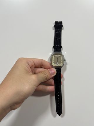 CHIC BULOVA TONNEAU BI LEVEL DIAL BOTTOM DAY DATE
