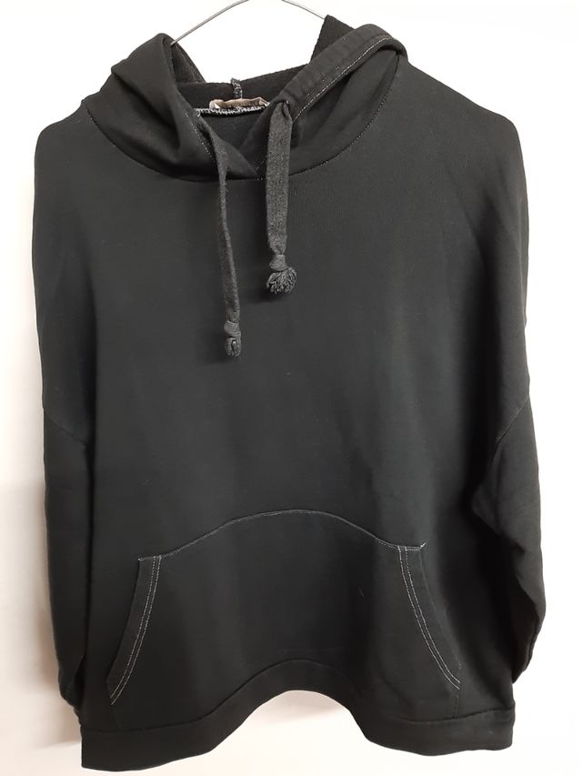 Felpa nera com cappuccio