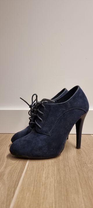 Zapato con tacón de aguja y cordones