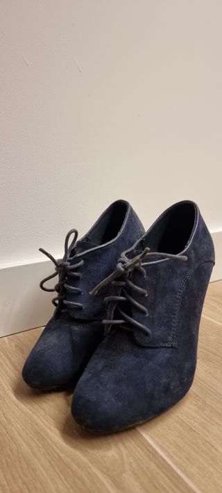Zapato con tacón de aguja y cordones