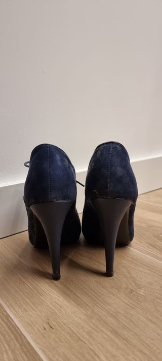 Zapato con tacón de aguja y cordones