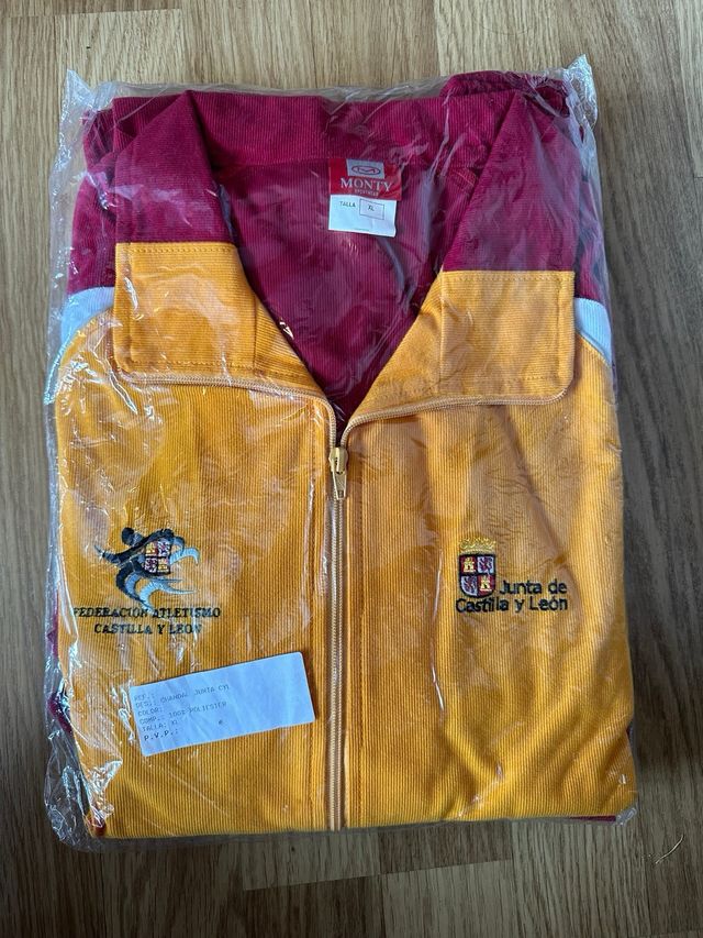 Chándal completo Castilla y León de segunda mano por 40 EUR en