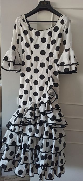 Traje de gitana blanco con lunares negro