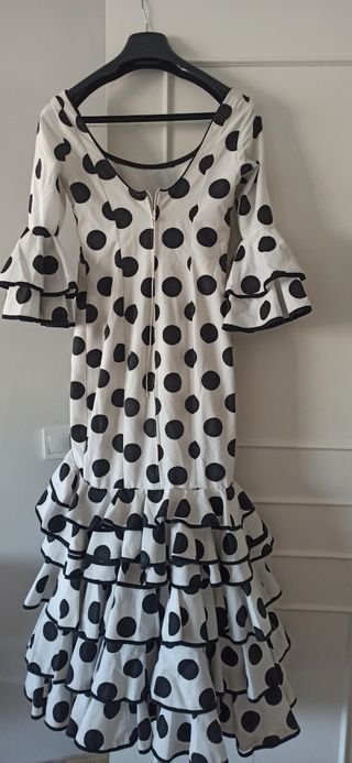 Traje de gitana blanco con lunares negro