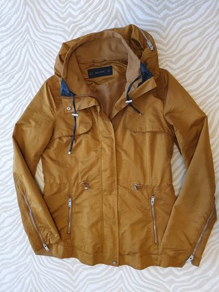 Trench con capucha escondida