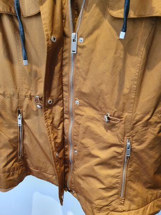 Trench con capucha escondida
