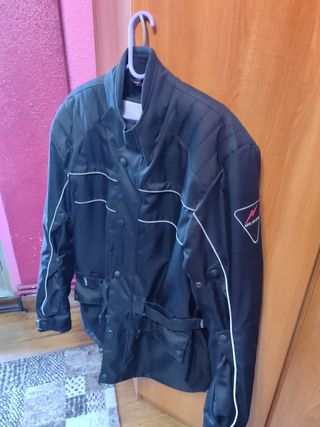 Chaqueta moto cordura y traje de agua.