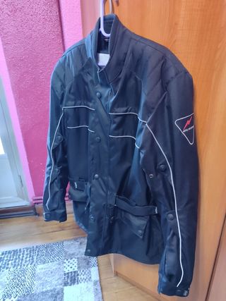 Chaqueta moto cordura y traje de agua.